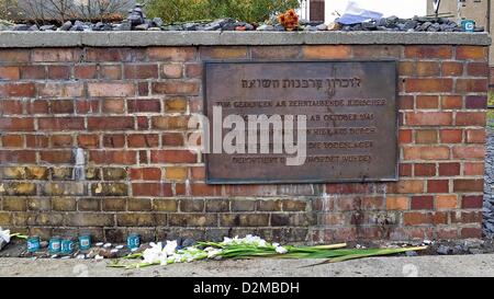 Une plaque commémorative est attaché à un mur de brique rouge à la plate-forme 17 site commémoratif à la gare de Grunewald à Berlin, Allemagne, 24 octobre 2012. Le Mémorial commémore la déportation des trains avec des juifs allemands de Berlin. La première de ces trains a commencé à fonctionner le 18 octobre 1941. Jusqu'en avril 1942, ces trains étaient principalement destinés à gehttos en Europe de l'Est. À partir de la fin de 1942, presque tous les trains de departation est allé au camp d'extermination d'Auschwitz Birkenau et de camp de concentration de Theresienstadt. Environ 50 000 Juifs ont été déportés de Berlin Köpenick, avec arou Banque D'Images