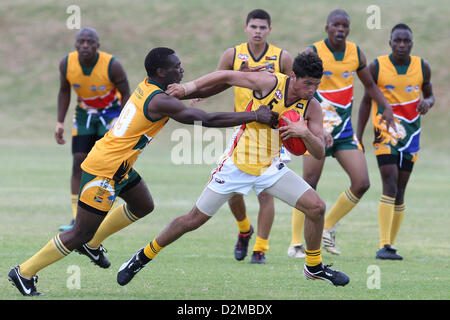 POTCHEFSTROOM, AFRIQUE DU SUD - Le 28 janvier, Geoffrey Taylor (Port Lincoln, SA) de l'Australian Boomerangs au cours de l'AFL Jeu 1 Correspondance entre le battant de l'Afrique du Sud les boomerangs et les moins de 18 ans les Lions à Mohadin Cricket Ground le 28 janvier 2013 à Potchefstroom, Afrique du Sud Photo de Roger Sedres / Image SA Banque D'Images