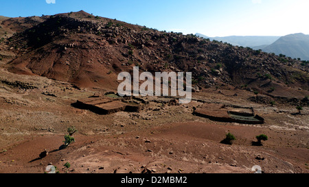 Regardant vers le bas sur le bétail composés, certaines couvertes de tourbe et en pierres, de Mt n'Oughlagal Tijhza (près de Tighza), Haut Atlas Mts Banque D'Images