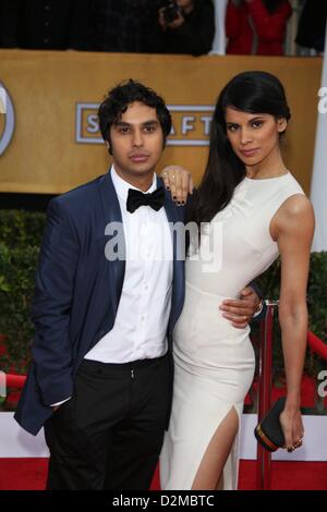 Kunal Nayyar (l'acteur) et Neha Kapur arrivent à la 19e édition des Screen Actors Guild Awards Au Shrine Auditorium à Los Angeles, USA, le 27 janvier 2013. Photo : Hubert Boesl Banque D'Images