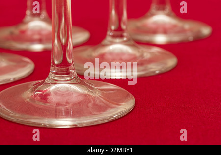 Plusieurs verres de vin sur nappe rouge Banque D'Images