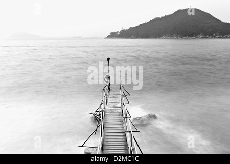 Vieux pont sur la mer en noir et blanc Banque D'Images