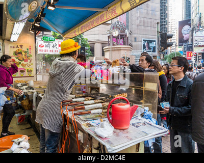 La vente de Hong Kong's célèbre gaufres oeufs sur la rue. Banque D'Images