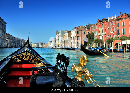 Vue sur le Grand Canal de Venise,une gondole Banque D'Images