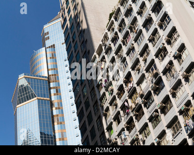 Hong Kong, des tours d'immeuble d'à côté d'un immeuble de bureaux modernes, Banque D'Images