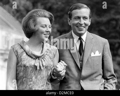 La reine Beatrix des Pays-Bas : PIX FICHIER ABDICATION Princess Beatrix des Pays-Bas et son fiancé le diplomate allemand Claus von Amberg le 28 juin 1965 tandis que anouncing leur engagement. Banque D'Images