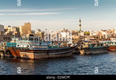 La crique de Dubaï, bateaux à Abra Docks avec ville de Bur Dubaï, Émirats arabes unis, Moyen Orient Banque D'Images