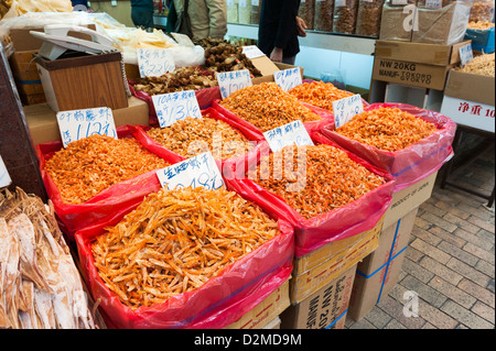 Fruits de mer séchés dans un magasin sur Des Voeux Road (Rue de fruits de mer séchés), Sheung Wan, Hong Kong. Banque D'Images