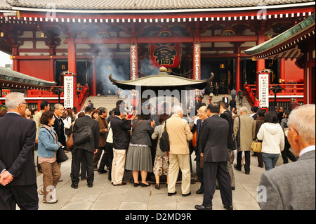 Les touristes et les Visiors foule autour de l'encens ou koro au temple Sensoji, Asakusa, Tokyo Banque D'Images