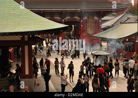 Les touristes et les Visiors foule autour de l'encens ou koro au temple Sensoji, Asakusa, Tokyo Banque D'Images