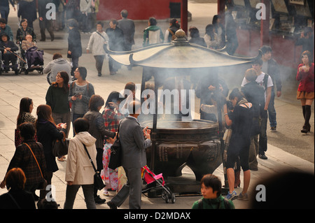 Les touristes et les Visiors foule autour de l'encens ou koro au temple Sensoji, Asakusa, Tokyo Banque D'Images