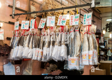 Poisson sur l'affichage à une boutique sur Des Voeux Road (Rue de fruits de mer séchés), Sheung Wan, Hong Kong. Banque D'Images