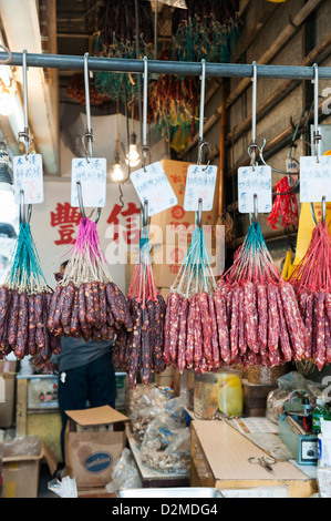 La viande séchée / salami sur l'affichage à une boutique sur Des Voeux Road (Rue de fruits de mer séchés), Sheung Wan, Hong Kong. Banque D'Images