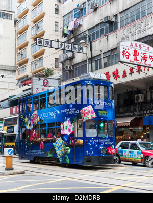 L'une des célèbres tramways à impériale à Hong Kong Banque D'Images