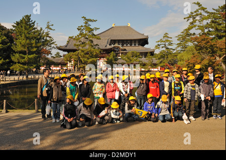 Les enfants de l'école sur une sortie au temple Todaiji à Nara, Japon Banque D'Images