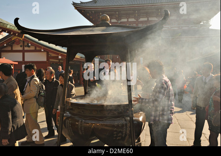 Les touristes et les Visiors foule autour de l'encens ou koro au temple Sensoji, Asakusa, Tokyo Banque D'Images