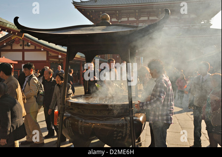 Les touristes et les Visiors foule autour de l'encens ou koro au temple Sensoji, Asakusa, Tokyo Banque D'Images