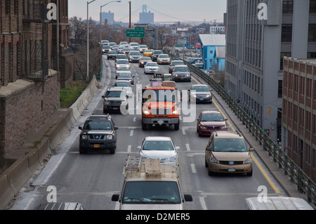 Les voitures et les camions le long d'une rue de Brooklyn Banque D'Images