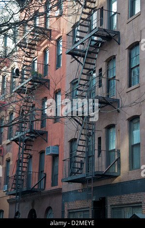 Des escaliers à l'arrière de New York apartments Banque D'Images