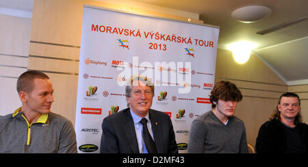 Ivan Ukhov olympique de Russie, Jesse Williams, champion du Monde, vainqueur olympique Jacek Wszola de Pologne et légendaire sauteur en hauteur, inventeur de flop et champion olympique de 1968 Richard Fosbury sont vus à la conférence de presse avant la réunion d'athlétisme Golden Spike (Zlata tretra) et deuxième partie de la Moravie Saut à la visite de Trinec. De gauche à droite : Jesse Williams, Richard Fosbury, Ivan Ukhov, Jacek Wszola sont considérés, à Ostrava, en République tchèque, le 28 janvier 2013. (Photo/CTK Jaroslav Ozana) Banque D'Images