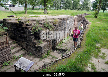 Un bunker en béton dans une re-construit l'allemand de la Première Guerre mondiale dans les tranchées Bayernwald, Belgique, une zone où Adolf Hitler a été fondée. Banque D'Images