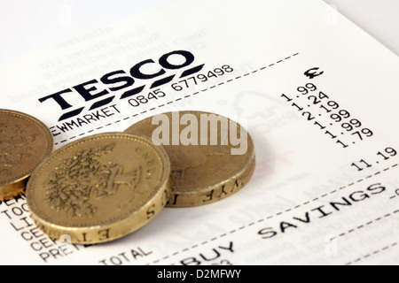 Un supermarché Tesco et réception pièces livre pour illustrer le concept de valeur ; Tesco UK Banque D'Images