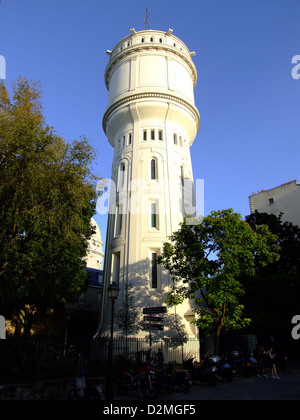 Le Château d'eau, situé rue du Mont Cenis à Paris, est un bâtiment remarquable de la ville connu pour son architecture unique et son importance culturelle. Il a historiquement servi de repère dans le quartier de Montmartre. Banque D'Images
