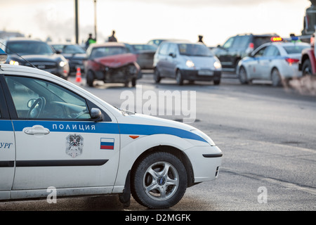 Voiture de police russe est sur le site de l'accident de voiture s'est écrasé sur le contexte à Saint-Pétersbourg, en Russie. Choc frontal. Banque D'Images