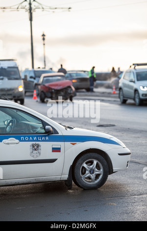 Voiture de police russe est sur le site de l'accident de voiture s'est écrasé sur le contexte à Saint-Pétersbourg, en Russie. Choc frontal. Banque D'Images