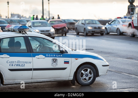 Voiture de police russe est sur le site de l'accident de voiture s'est écrasé sur le contexte à Saint-Pétersbourg, en Russie. Choc frontal. Banque D'Images