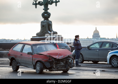 Voiture en panne après choc frontal est sur la rue de la ville avec la police à Saint-Pétersbourg, Russie. La circulation venant de conduite lane. Banque D'Images