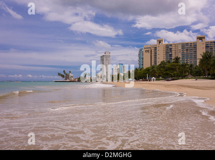 SAN JUAN, PORTO RICO - les touristes sur la plage à Isla Verde. Banque D'Images