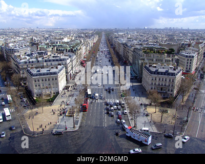 L'avenue des champs-Elysées, l'une des avenues les plus célèbres de Paris, est vue depuis l'Arc de Triomphe de l'Etoile. Ce monument emblématique est connu pour ses larges boulevards, théâtres, boutiques et cafés, ce qui en fait une destination populaire pour les habitants et les touristes. Banque D'Images