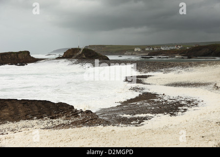 Le brise-lames de Bude, sur la côte nord de Cornwall, est écrasé par les vagues de l'Atlantique lors d'une tempête importante Banque D'Images