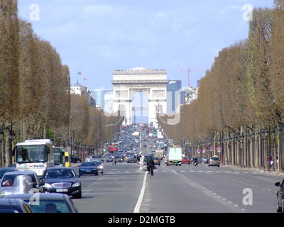 L'Arc de Triomphe de l'Etoile à Paris est l'un des monuments les plus célèbres de France. Commandé par Napoléon après sa victoire à Austerlitz, il se dresse au sommet des champs-Élysées et honore ceux qui se sont battus et sont morts pour la France. Il présente des sculptures complexes et des inscriptions célébrant l'histoire militaire française. Banque D'Images