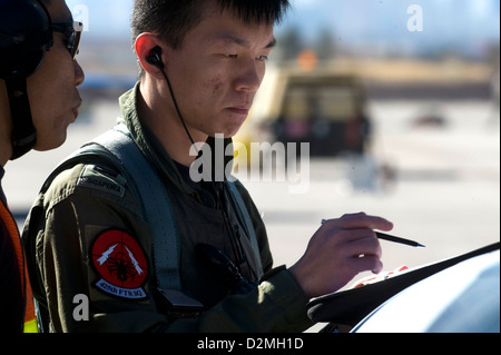 République de Singapour d'aviateurs de l'Armée de l'air affecté au 425e Escadron de chasse à la base aérienne de Luke, Arizona), lire une liste de vérification avant vol lors d'un drapeau rouge le 21 janvier 2013, 13-2, à Nellis Air Force Base, Nevada l'escadron, mission actuelle est de fournir advanc Banque D'Images