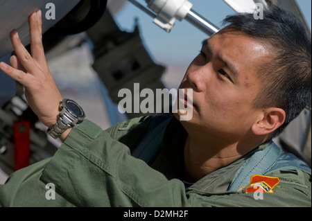 Un pilote de la Force aérienne de la République de Singapour affecté à la 425e Escadron de chasse, Luke Air Force Base, en Arizona, inspecte un F-16 Fighting Falcon lors de drapeau rouge 13-2 Le 21 janvier 2013, à Nellis Air Force Base, Nevada connu sous le nom de Black Widows, le 425F Banque D'Images