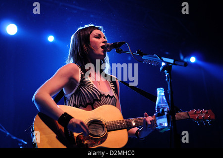 Barcelone, Espagne - SEP 28 : Amy MacDonald effectue au Razzmatazz le 28 septembre 2010 à Barcelone, Espagne. Banque D'Images