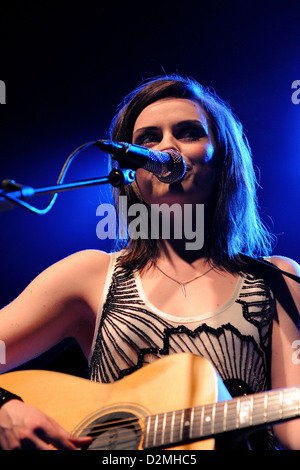 Barcelone, Espagne - SEP 28 : Amy MacDonald effectue au Razzmatazz le 28 septembre 2010 à Barcelone, Espagne. Banque D'Images