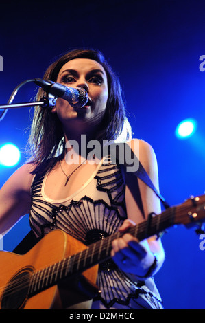 Barcelone, Espagne - SEP 28 : Amy MacDonald effectue au Razzmatazz le 28 septembre 2010 à Barcelone, Espagne. Banque D'Images