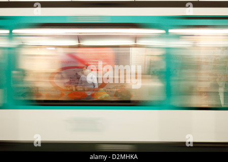 Le train arrivant à la station de métro Banque D'Images