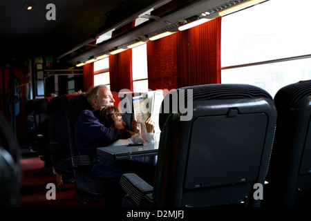 Un couple plus âgé profitant d'un moment de calme ensemble sur un voyage en train de Calais à Paris, en France, incarnant l'amour et la compagnie en transit Banque D'Images