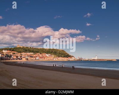 South Bay, Scarborough, North Yorkshire, montrant château, phare et port. Banque D'Images