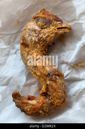 Poulet frit et battu tête une délicatesse en Asie - un exemple de la nourriture étrange ou bizarre mangée par les gens du monde entier Banque D'Images