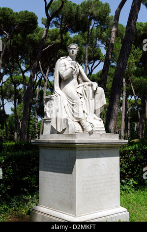 Rome. L'Italie. Vue du monument statue de Lord Byron à la Villa Borghese, le deuxième plus grand parc public de Rome Banque D'Images