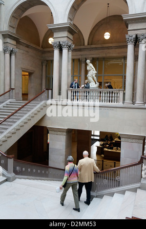 Le grand escalier de l'Art Institute Chicago avec la Cristoforo Stati 'Samson sculpture en marbre et Le Lion'. Banque D'Images