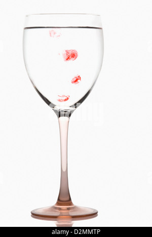 Verre de vin avec les empreintes digitales Banque D'Images