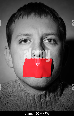 Homme avec bande rouge fermé la bouche, creative, symbolisant la lutte pour la liberté d'expression et contre la censure Banque D'Images