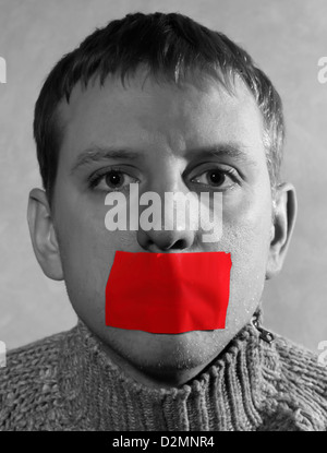 Homme avec bande rouge fermé la bouche, creative, symbolisant la lutte pour la liberté d'expression et contre la censure Banque D'Images