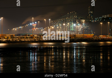 Photographie de nuit du port à conteneurs de Southampton, Southampton, Southampton, Hampshire Eau, England, UK. Banque D'Images